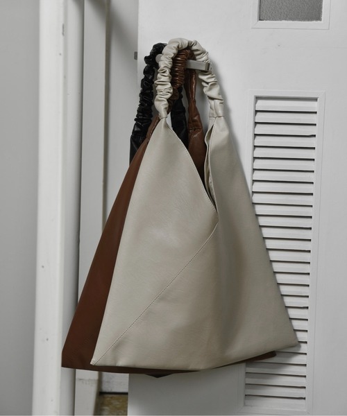 lawgy（ラウジー）の「stitch gather one handle bag / ステッチギャザーワンハンドルバッグ（ハンドバッグ・レディース・ライトブラウン/ブラック/アイボリー・FREE）」の4枚目の写真