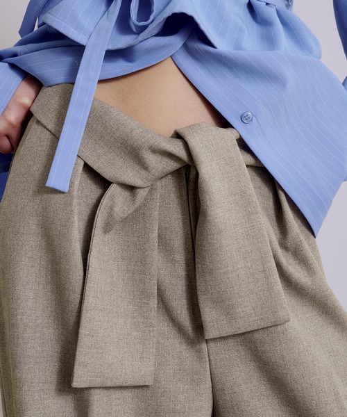 MUHET(ミュエータ)の「rolled up wide slacks pants / ロールアップワイドスラックスパンツ(スラックス・レディース・ブラック/ベージュ・SMALL/LARGE/MEDIUM)」の22枚目の写真