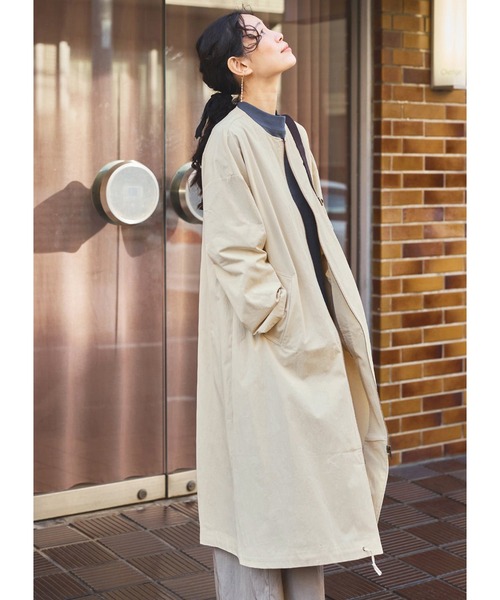 and myera(アンド マイラ)の「and myera すっきりシンプルなコート(ノーカラーコート・レディース・ライトベージュ・M/L/S/LL)」の3枚目の写真