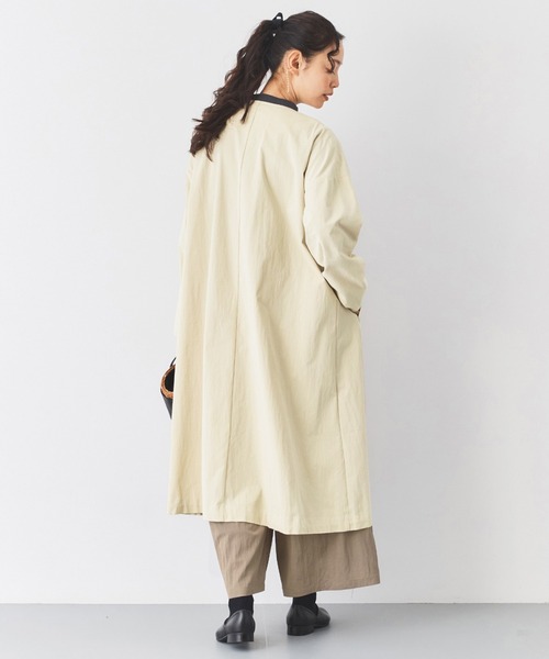 and myera(アンド マイラ)の「and myera すっきりシンプルなコート(ノーカラーコート・レディース・ライトベージュ・M/L/S/LL)」の6枚目の写真