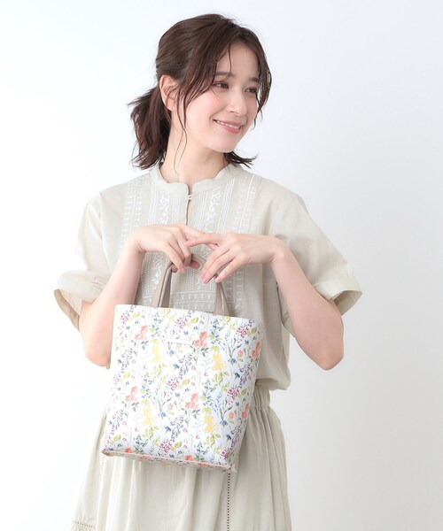 LAURA ASHLEY(ローラアシュレイ)の「エルストンガーデン柄 トートバッグ(トートバッグ・レディース・ピンク系その他/ブルー系その他2/ホワイト系その他・00)」の2枚目の写真