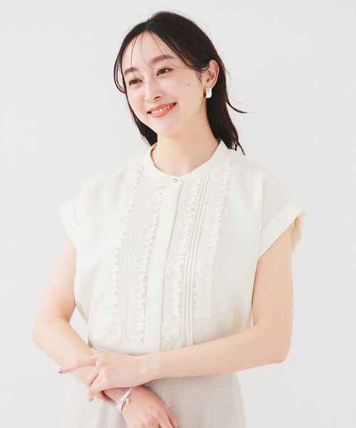 UNTITLED（アンタイトル）の「【吸水速乾/UVケア】フィブリルフリルブラウス（シャツ/ブラウス・レディース・ライトグレー/ベージュ/ブラック/オフホワイト/ブラウン系その他/サックスブルー/ダークグレー・44/48/00/02/04）」の2枚目の写真