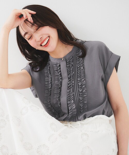 UNTITLED（アンタイトル）の「【吸水速乾/UVケア】フィブリルフリルブラウス（シャツ/ブラウス・レディース・ライトグレー/ベージュ/ブラック/オフホワイト/ブラウン系その他/サックスブルー/ダークグレー・44/48/00/02/04）」の4枚目の写真