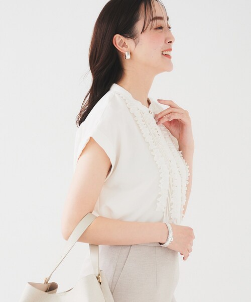 UNTITLED（アンタイトル）の「【吸水速乾/UVケア】フィブリルフリルブラウス（シャツ/ブラウス・レディース・ライトグレー/ベージュ/ブラック/オフホワイト/ブラウン系その他/サックスブルー/ダークグレー・44/48/00/02/04）」の18枚目の写真