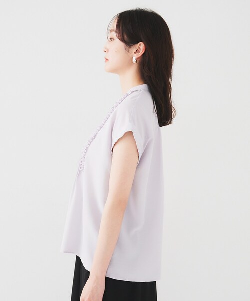 UNTITLED（アンタイトル）の「【吸水速乾/UVケア】フィブリルフリルブラウス（シャツ/ブラウス・レディース・ライトグレー/ベージュ/ブラック/オフホワイト/ブラウン系その他/サックスブルー/ダークグレー・44/48/00/02/04）」の10枚目の写真