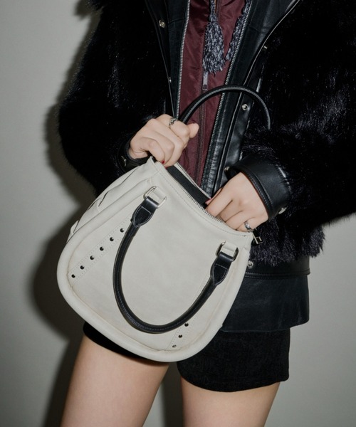 DTYYPE（ドタイプ）の「スタッズラインラウンドバッグ（ハンドバッグ・レディース・グレー/ブラック/ホワイト・FREE）」の2枚目の写真