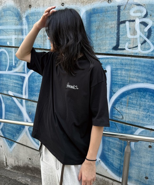 Mark Gonzales(マーク・ゴンザレス)の「【MARK GONZALES/マークゴンザレス 別注】ロゴプリントオーバーサイズTシャツ(Tシャツ/カットソー・メンズ・ブラック/ホワイト・L/M/S/LL)」の4枚目の写真