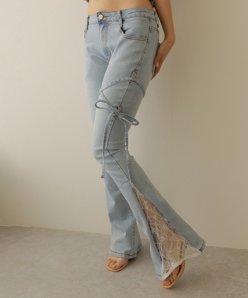 M DOLLY(エムドリー)の「*M DOLLY original* switching lace flare denim pants/スイッチングレースフレアデニムパンツ(デニムパンツ・レディース・ライトブルー・XS/S/M)」の1枚目の写真