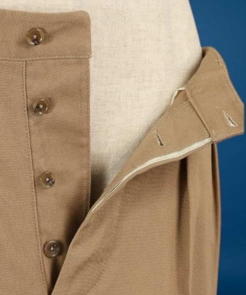 unrelaxing(アンリラクシング)の「ツータックフレンチチノ(チノパンツ・メンズ・ベージュ・マルチサイズ)」の3枚目の写真