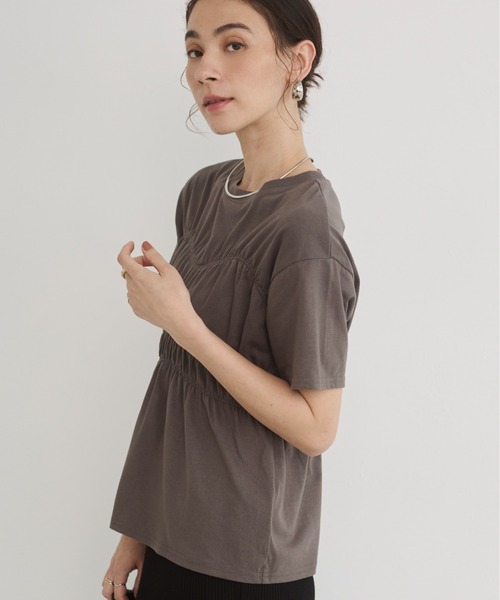 ANGIE(アンジー)の「ビスチェ風 シャーリング Tシャツ / 半袖(Tシャツ/カットソー・レディース・オフホワイト/スミクロ/ブラウン・FREE)」の4枚目の写真