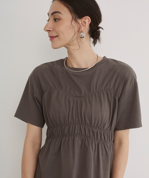 ANGIE(アンジー)の「ビスチェ風 シャーリング Tシャツ / 半袖(Tシャツ/カットソー・レディース・オフホワイト/スミクロ/ブラウン・FREE)」の6枚目の写真