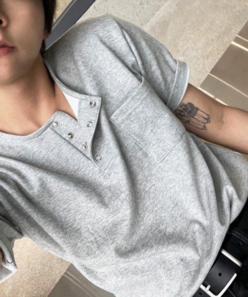 COSYHARU（コシハル）の「[MADE]ヘンリーネック半袖Tシャツ（Tシャツ/カットソー・メンズ・グレー/ネイビー/チャコール・FREE）」の15枚目の写真