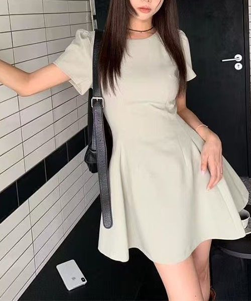 gossip！ロサンゼルス（ゴシップロサンゼルス）の「ミニワンピース 丸首半袖 A ライン無地ワンピース 通勤デート両用（ワンピース・レディース・ブラック/ホワイト/ライトグリーン・M/S/L）」の13枚目の写真