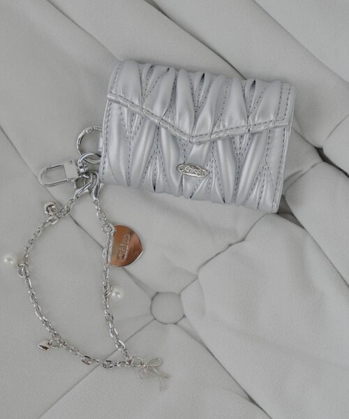 Chico（チコ）の「キルティングキーケースチャーム（ベルト・レディース・シルバー/アイボリー/ブラック/ピンク・FREE）」の4枚目の写真