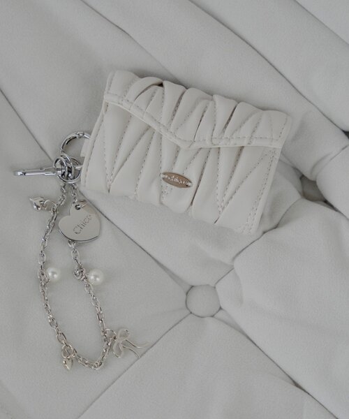 Chico（チコ）の「キルティングキーケースチャーム（ベルト・レディース・シルバー/アイボリー/ブラック/ピンク・FREE）」の2枚目の写真