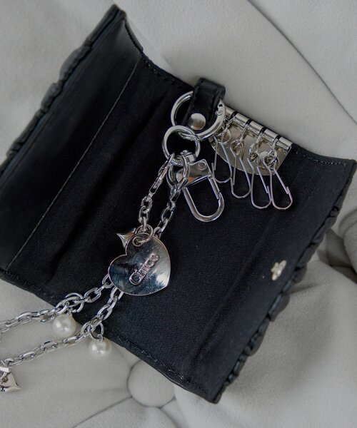 Chico（チコ）の「キルティングキーケースチャーム（ベルト・レディース・シルバー/アイボリー/ブラック/ピンク・FREE）」の5枚目の写真