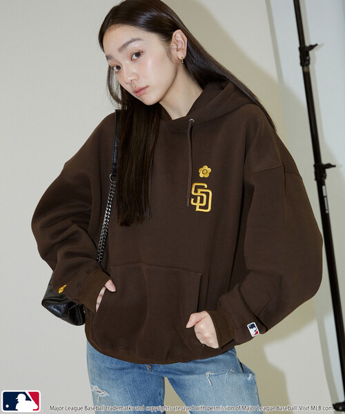 MLB（メジャーリーグベースボール）の「MLB × MARY QUANT/エムエルビー × マリークワント MLB×MARY QUANT EMBROIDERY SWEAT HOODIE/ロゴ裏起毛スウェットパーカー(限定展開)（パーカー・メンズ・ライトグレー/ブラウン/ブラック・SMALL/MEDIUM/LARGE）」の13枚目の写真