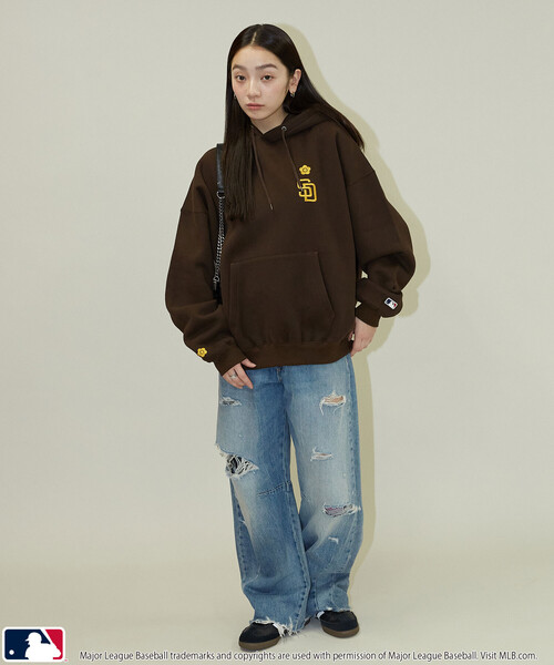 MLB（メジャーリーグベースボール）の「MLB × MARY QUANT/エムエルビー × マリークワント MLB×MARY QUANT EMBROIDERY SWEAT HOODIE/ロゴ裏起毛スウェットパーカー(限定展開)（パーカー・メンズ・ライトグレー/ブラウン/ブラック・SMALL/MEDIUM/LARGE）」の16枚目の写真