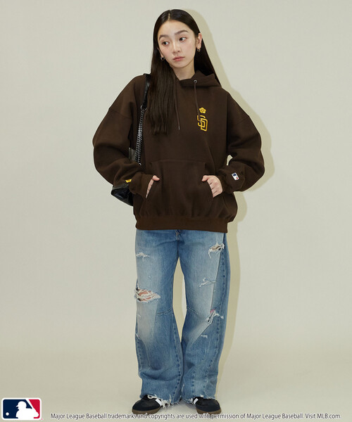 MLB（メジャーリーグベースボール）の「MLB × MARY QUANT/エムエルビー × マリークワント MLB×MARY QUANT EMBROIDERY SWEAT HOODIE/ロゴ裏起毛スウェットパーカー(限定展開)（パーカー・メンズ・ライトグレー/ブラウン/ブラック・SMALL/MEDIUM/LARGE）」の18枚目の写真