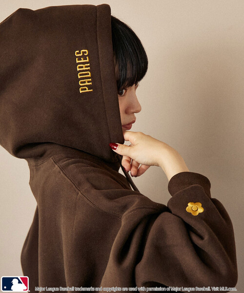 MLB（メジャーリーグベースボール）の「MLB × MARY QUANT/エムエルビー × マリークワント MLB×MARY QUANT EMBROIDERY SWEAT HOODIE/ロゴ裏起毛スウェットパーカー(限定展開)（パーカー・メンズ・ライトグレー/ブラウン/ブラック・SMALL/MEDIUM/LARGE）」の21枚目の写真