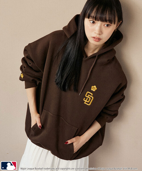 MLB（メジャーリーグベースボール）の「MLB × MARY QUANT/エムエルビー × マリークワント MLB×MARY QUANT EMBROIDERY SWEAT HOODIE/ロゴ裏起毛スウェットパーカー(限定展開)（パーカー・メンズ・ライトグレー/ブラウン/ブラック・SMALL/MEDIUM/LARGE）」の22枚目の写真
