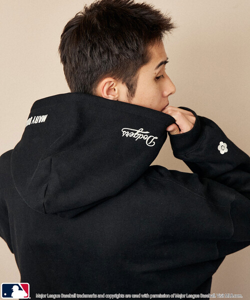 MLB（メジャーリーグベースボール）の「MLB × MARY QUANT/エムエルビー × マリークワント MLB×MARY QUANT EMBROIDERY SWEAT HOODIE/ロゴ裏起毛スウェットパーカー(限定展開)（パーカー・メンズ・ライトグレー/ブラウン/ブラック・SMALL/MEDIUM/LARGE）」の9枚目の写真