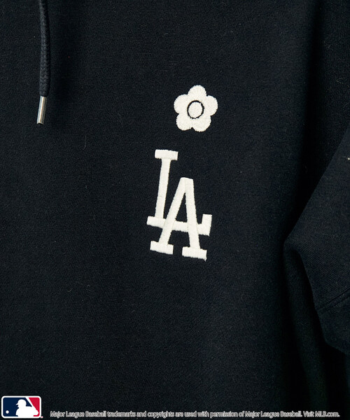 MLB（メジャーリーグベースボール）の「MLB × MARY QUANT/エムエルビー × マリークワント MLB×MARY QUANT EMBROIDERY SWEAT HOODIE/ロゴ裏起毛スウェットパーカー(限定展開)（パーカー・メンズ・ライトグレー/ブラウン/ブラック・SMALL/MEDIUM/LARGE）」の10枚目の写真