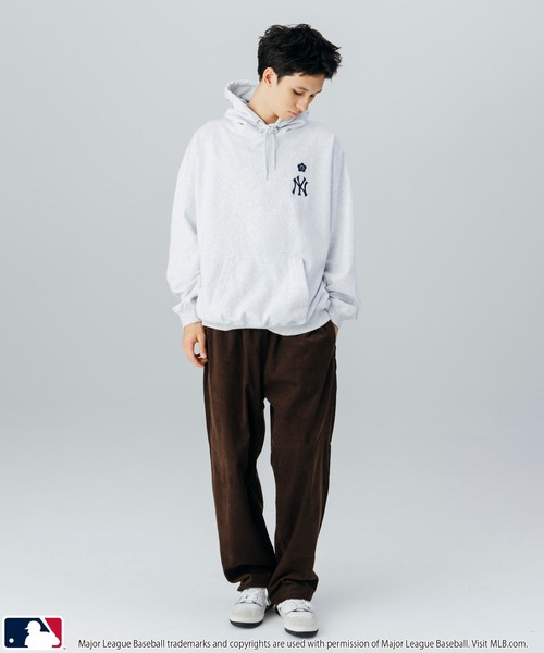 MLB（メジャーリーグベースボール）の「MLB × MARY QUANT/エムエルビー × マリークワント MLB×MARY QUANT EMBROIDERY SWEAT HOODIE/ロゴ裏起毛スウェットパーカー(限定展開)（パーカー・メンズ・ライトグレー/ブラウン/ブラック・SMALL/MEDIUM/LARGE）」の6枚目の写真