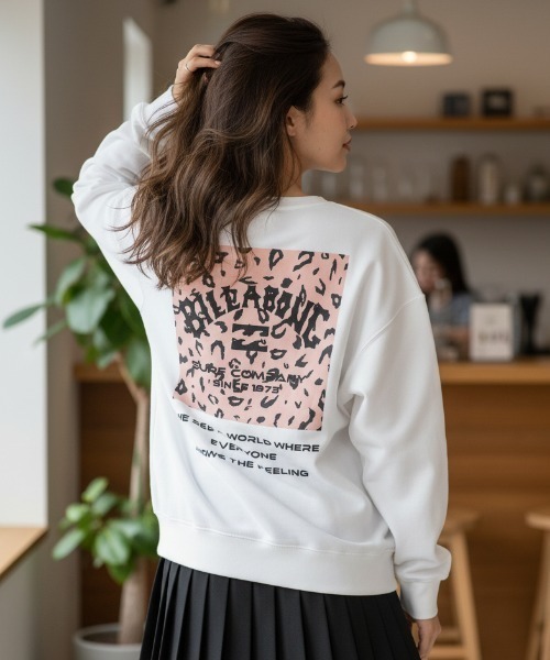 BILLABONG(ビラボン)の「【BILLABONG/ビラボン】24AW PATTERN LOGO SWEAT/バックプリントスウェットトレーナー(スウェット・レディース・ヘザーグレー/ブラック/ブラック系その他2/ライトブラウン/ホワイト・LARGE/MEDIUM)」の2枚目の写真