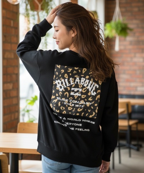 BILLABONG(ビラボン)の「【BILLABONG/ビラボン】24AW PATTERN LOGO SWEAT/バックプリントスウェットトレーナー(スウェット・レディース・ヘザーグレー/ブラック/ブラック系その他2/ライトブラウン/ホワイト・LARGE/MEDIUM)」の1枚目の写真