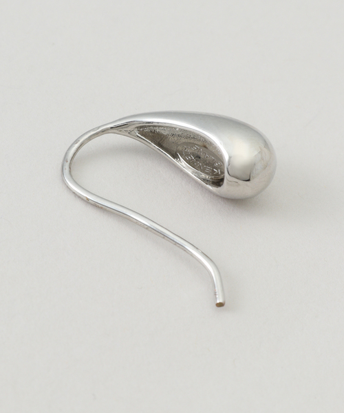 Kenneth Jay Lane（ネスジェイレーン）の「【Kenneth Jay Lane】 droplet fishhook earring：ピアス（ピアス（両耳用）・レディース・ゴールド/シルバー・FREE）」の3枚目の写真
