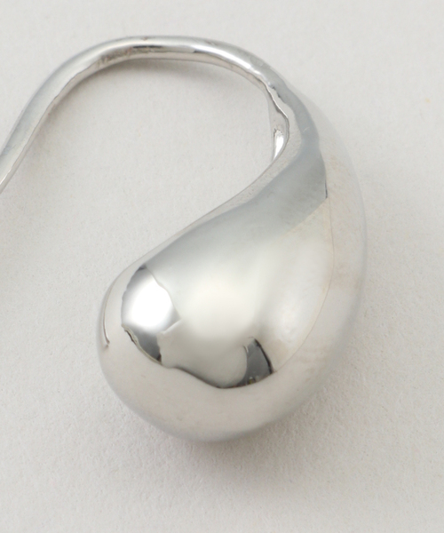 Kenneth Jay Lane（ネスジェイレーン）の「【Kenneth Jay Lane】 droplet fishhook earring：ピアス（ピアス（両耳用）・レディース・ゴールド/シルバー・FREE）」の6枚目の写真