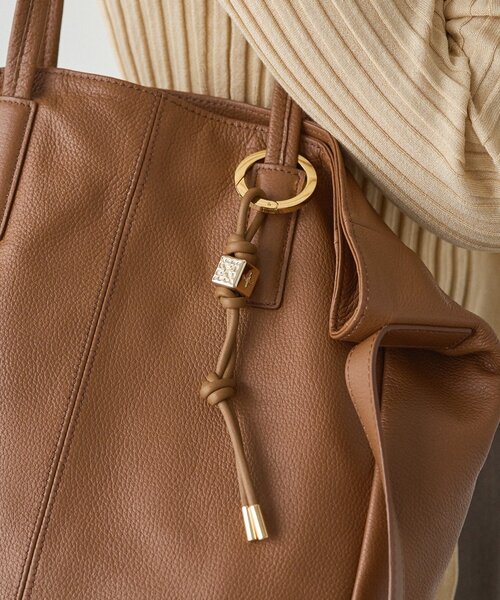 russet（ラシット）の「レザーコードバッグチャーム（チャーム・レディース・ブラウン/ピンク/ボルドー/ブラック/グレー系その他/ダークブラウン/イエロー/ピンク系その他/サックスブルー・FREE）」の4枚目の写真