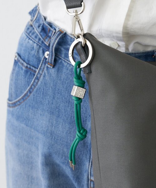 russet(ラシット)の「レザーコードバッグチャーム(チャーム・レディース・ブラウン/ピンク/ボルドー/ブラック/グレー系その他/ダークブラウン/イエロー/ピンク系その他/サックスブルー/グリーン・FREE)」の5枚目の写真