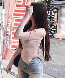VIBGYOR（ヴィブジョー）の「【EIZZ/アイズ】アシンメトリー オフショル リボン ギャザートップス（Tシャツ/カットソー・レディース）」