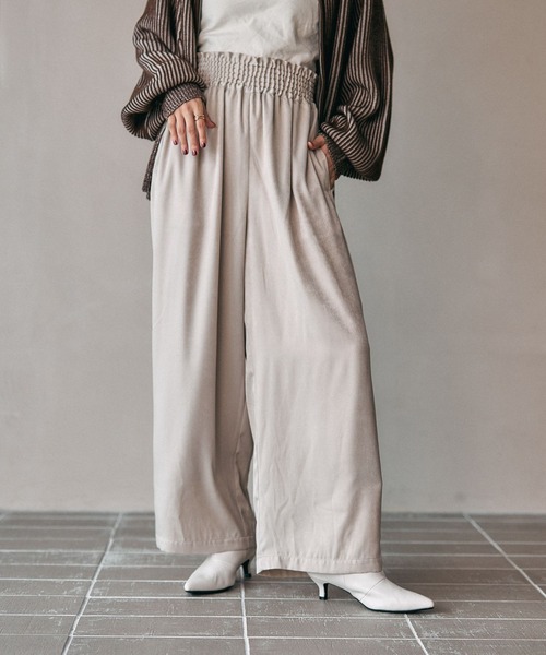 LEPSIM（レプシィム）の「サテンギャザーWストレートパンツ　600152（その他パンツ・レディース・セージグリーン/ブラック/アイボリー/カーキブラウン・FREE）」の2枚目の写真