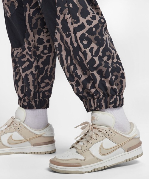 NIKE（ナイキ）の「ナイキ NIKE ナイキ  NSW トレンド ウーヴン ハイブリット AOP パンツ（その他パンツ・レディース・ブラック・M/L）」の6枚目の写真
