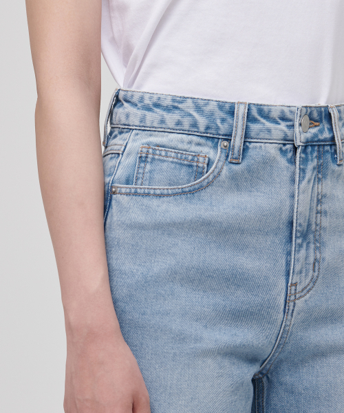 MUSINSA STANDARD WOMAN(ムシンサスタンダードウーマン)の「レディーススラッシュルーズストレートデニムパンツ【ライトインディゴ】(デニムパンツ・レディース・その他・30/24/25/26/27/28/29)」の5枚目の写真