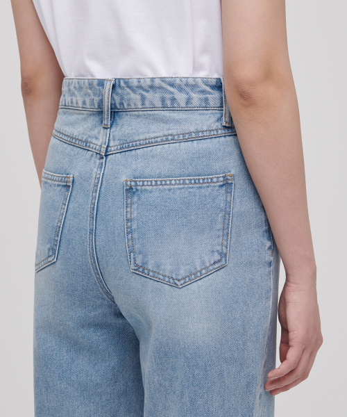MUSINSA STANDARD WOMAN(ムシンサスタンダードウーマン)の「レディーススラッシュルーズストレートデニムパンツ【ライトインディゴ】(デニムパンツ・レディース・その他・30/24/25/26/27/28/29)」の7枚目の写真