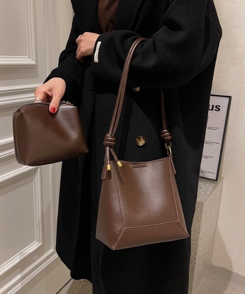 yuue' ( wear )(ユーイ)の「スクエアショルダーバッグ/ポーチ付き(ショルダーバッグ・レディース・ブラック/ダークブラウン/ブラウン・FREE)」の22枚目の写真