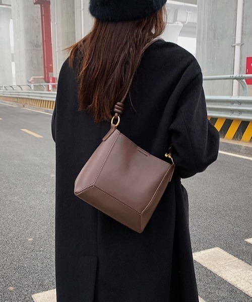 yuue' ( wear )(ユーイ)の「スクエアショルダーバッグ/ポーチ付き(ショルダーバッグ・レディース・ブラック/ダークブラウン/ブラウン・FREE)」の15枚目の写真
