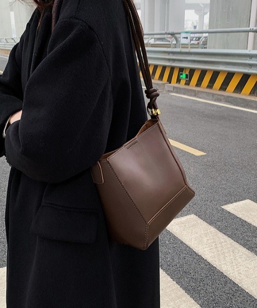 yuue' ( wear )(ユーイ)の「スクエアショルダーバッグ/ポーチ付き(ショルダーバッグ・レディース・ブラック/ダークブラウン/ブラウン・FREE)」の16枚目の写真