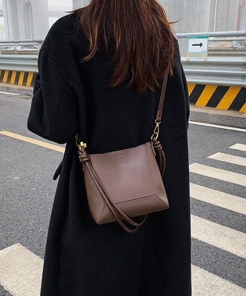 yuue' ( wear )(ユーイ)の「スクエアショルダーバッグ/ポーチ付き(ショルダーバッグ・レディース・ブラック/ダークブラウン/ブラウン・FREE)」の17枚目の写真