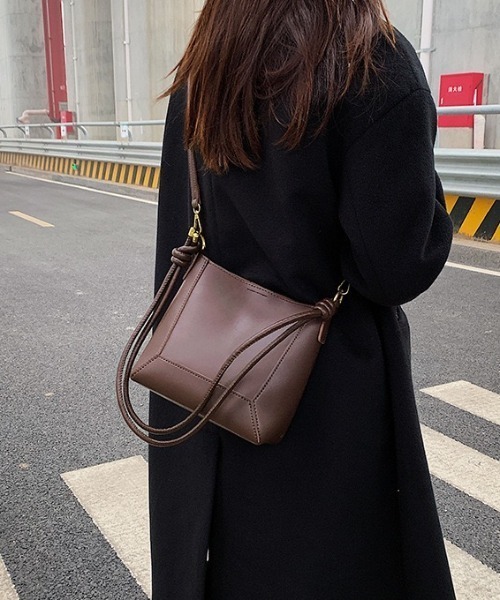 yuue' ( wear )(ユーイ)の「スクエアショルダーバッグ/ポーチ付き(ショルダーバッグ・レディース・ブラック/ダークブラウン/ブラウン・FREE)」の9枚目の写真