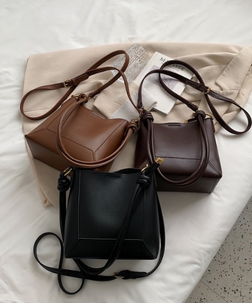yuue' ( wear )(ユーイ)の「スクエアショルダーバッグ/ポーチ付き(ショルダーバッグ・レディース・ブラック/ダークブラウン/ブラウン・FREE)」の5枚目の写真