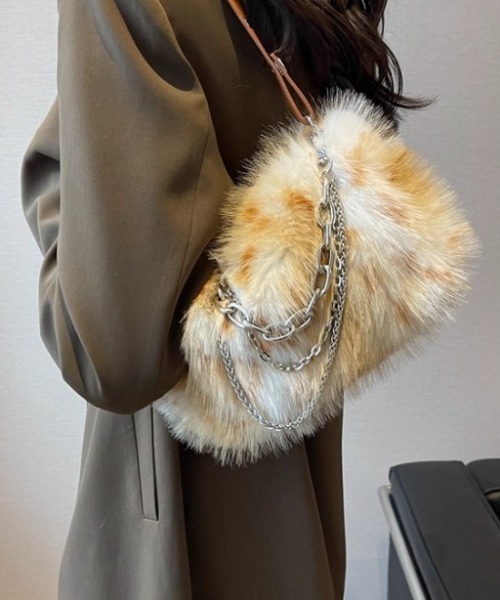 .KOM(ドットコム)の「A'GEM/9 × .kom 『.KOM/ドットケーオーエム』 Faux Fur Chain Shoulder Bag/ファー チェーン ショルダーバッグ(トートバッグ・レディース・グレー/ブラウン・FREE)」の1枚目の写真