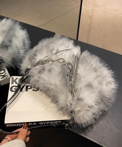 .KOM(ドットコム)の「A'GEM/9 × .kom 『.KOM/ドットケーオーエム』 Faux Fur Chain Shoulder Bag/ファー チェーン ショルダーバッグ(トートバッグ・レディース・グレー/ブラウン・FREE)」の11枚目の写真