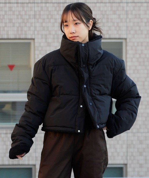 AO2（アオズ）の「Short-length faux fur down jacket / ショート丈 裏ボア×中綿ジャケット（ダウンジャケット/コート・レディース・ブラック/ベージュ/アイボリー・FREE）」の6枚目の写真