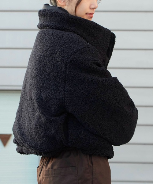 AO2（アオズ）の「Short-length faux fur down jacket / ショート丈 裏ボア×中綿ジャケット（ダウンジャケット/コート・レディース・ブラック/ベージュ/アイボリー・FREE）」の15枚目の写真