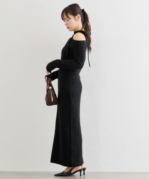 U by SPICK&SPAN（ユーバイスピックアンドスパン）の「オフショルリボンニットワンピース（ワンピース・レディース・ホワイト/ブラック・36/38）」の6枚目の写真